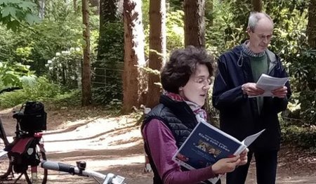 Frau Bornholdt beim Vortrag im Wald