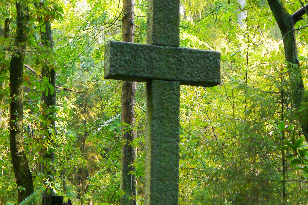 Ein Kreuz auf dem Aumühler Friedhof