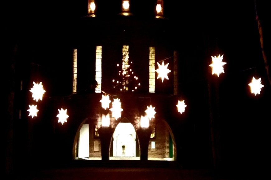 Aumühler Kircheplatz mit Herrnhuter-Sternen beleuchtet - Copyright: Beatrix Jenckel