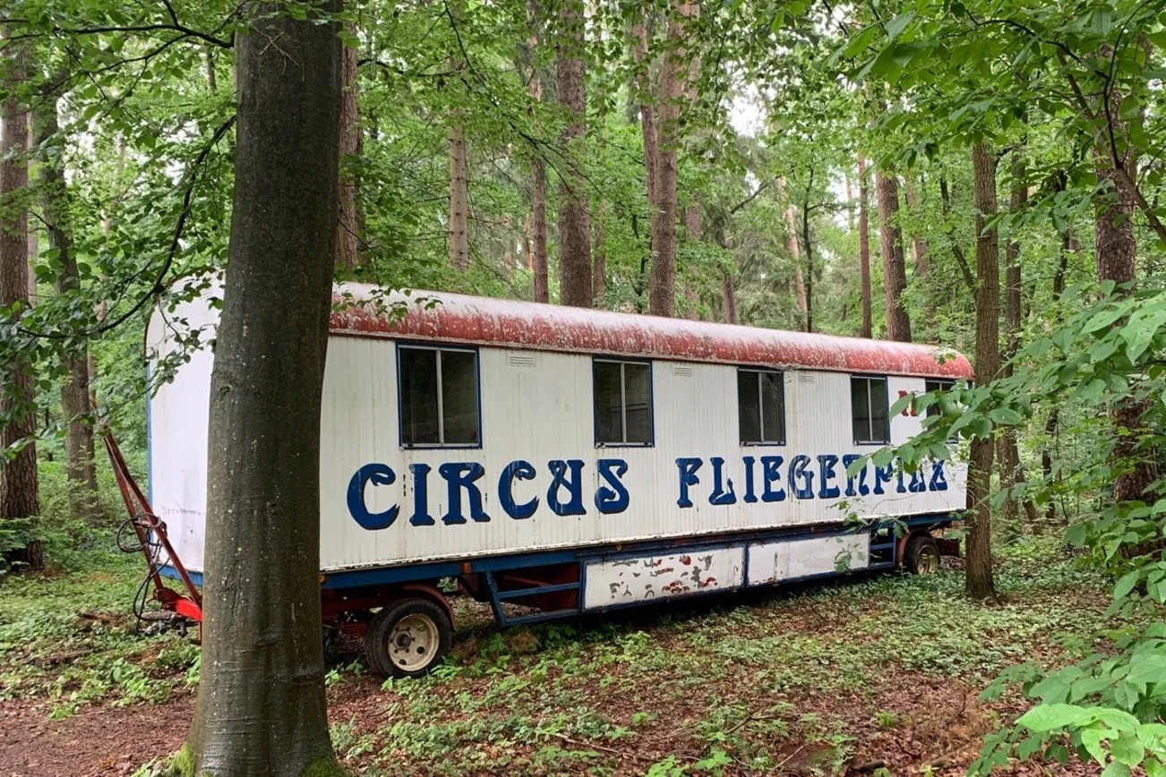 Nostalgie pur. Der alte Wagen des Circus Fliegenpilz hat die Jugendlichen sofort begeistert