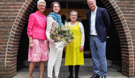 Ein Gebinde für die Jubilarin (2.v.r.), neben Beatrix Jenckel (li.), Proepstin Petra Kallies und Henning v. Stechow
