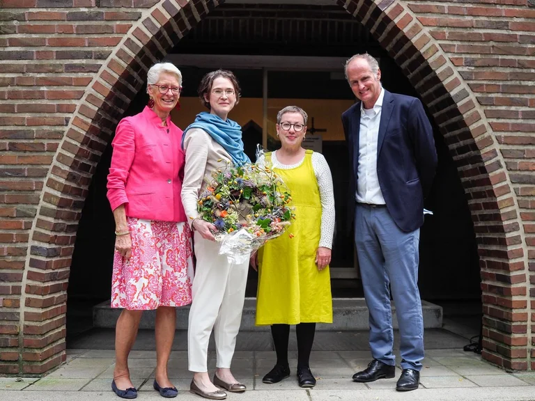 Ein Gebinde für die Jubilarin (2.v.r.), neben Beatrix Jenckel (li.), Proepstin Petra Kallies und Henning v. Stechow