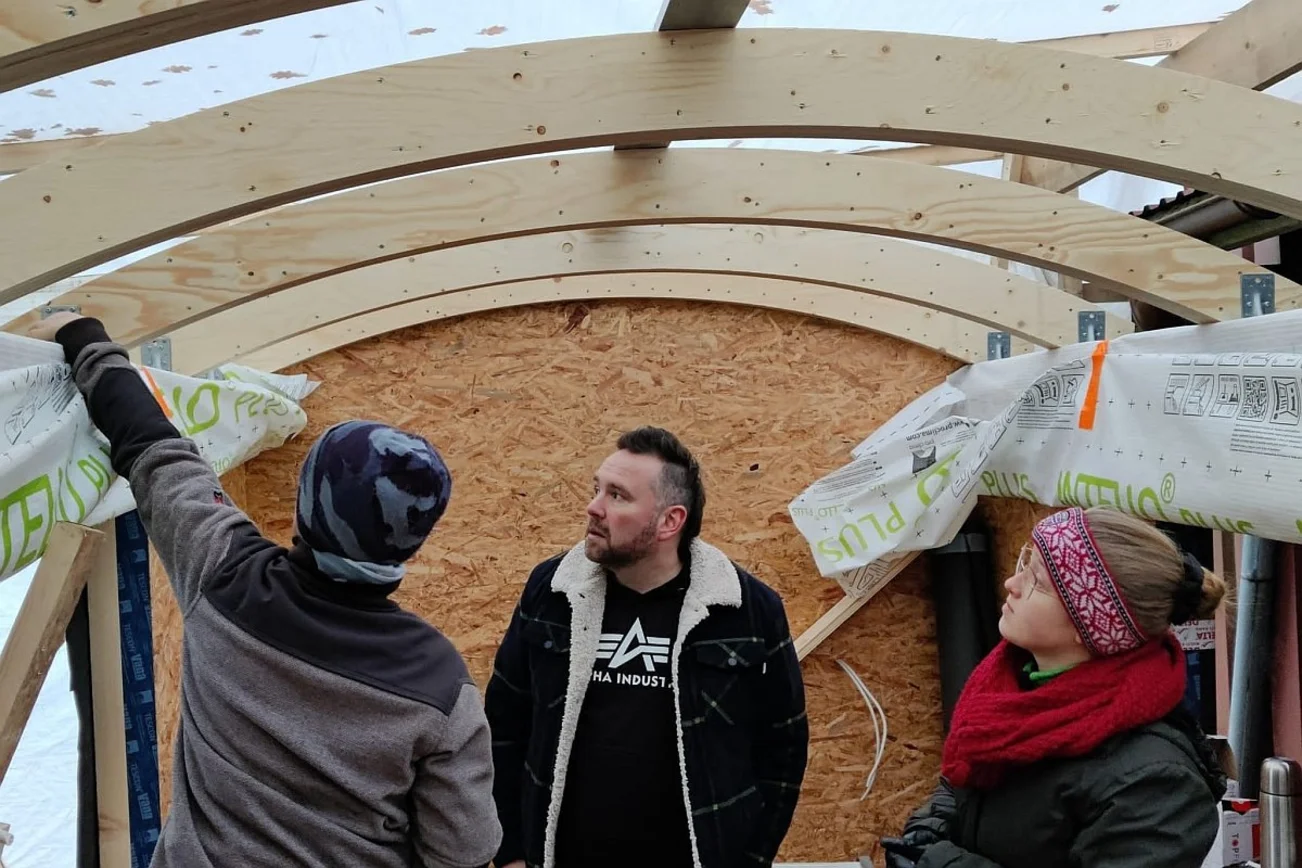 Ein Tischler hat einen neuen professionellen Aufbau für den alten Zirkuswagen gebaut.