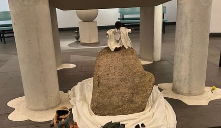 Geschmückter Altar zu Ostern in der Aumühler Kirche