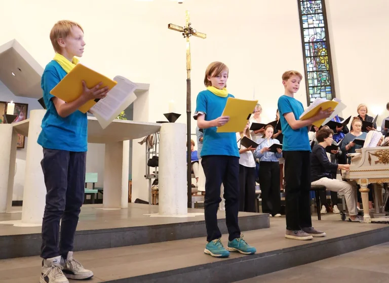 Sänger und Sängerinnen des Kinder und Jugendchors Aumühle (Sommerserenade 2024)