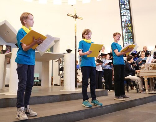 Sänger und Sängerinnen des Kinder und Jugendchors Aumühle (Sommerserenade 2024)