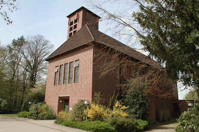 Außenansicht der Heilig-Geist-Kirche Wohltorf von schräg vorne - Copyright: Ev.-Luth. Kirchenkreis Lübeck-Lauenburg
