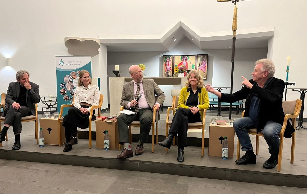 Auf dem Podium saßen Ann-Christin von Steinaecker, Fachschaftsleiterin  Musik an der Sachsenwaldschule Gymnasium Reinbek, Birgit Erz, Violinisten im weithin bekannten Trio Boulanger aus Aumühle, Professor Elmar Lampson, Komponist von zeitgenössischer Musik und ehemaliger Präsident der Hochschule für Musik und Theater in Hamburg sowie Gerhard Kappelhoff, Musiktherapeut an der Kinderkrebs-Abteilung des Universitäts-Klinikum Hamburg-Eppendorf. Moderiert wurde die Veranstaltung vom Kulturbeauftragten der Evangelischen Kirche in Deutschland, Professor Dr. Johann Hinrich Claussen.