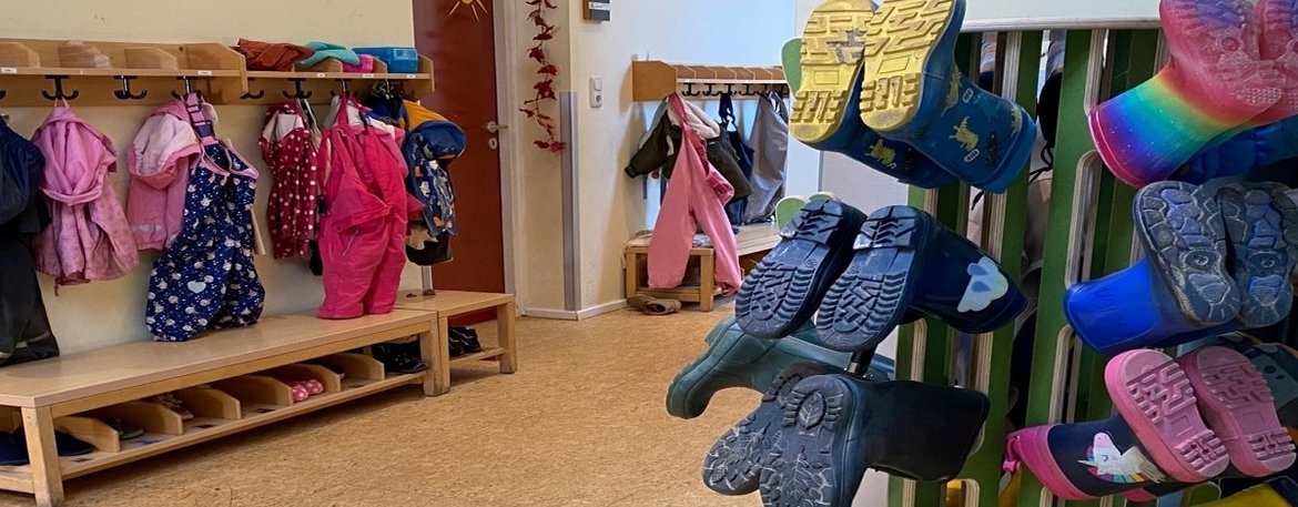 Garderobe und Flurbereich des Kindergartens Aumühle