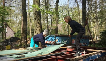 Nachdem sich die Substanz des alten Wagens als sehr marode erwiesen hat, beginnen die Abrissarbeiten am Zirkuswagen.