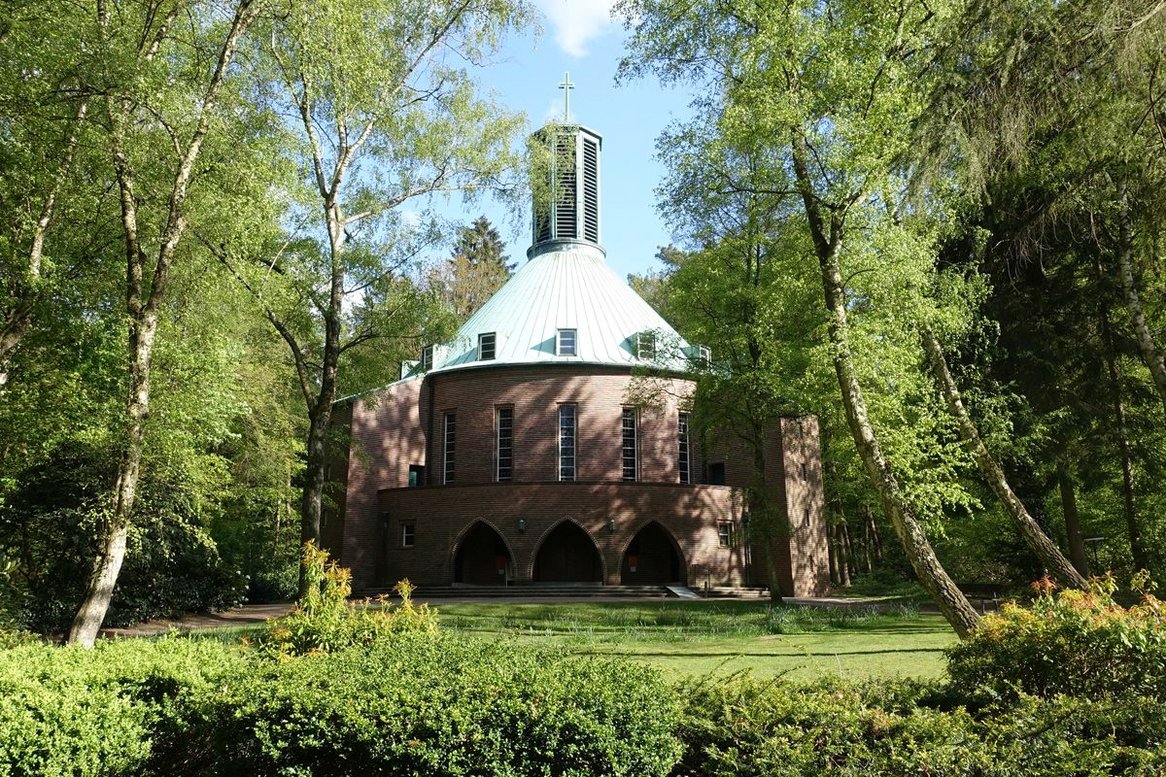 Bismarck-Gedächtnis-Kirche Aumühle - Eingangsbögen - mit einem grünen Podcasticon