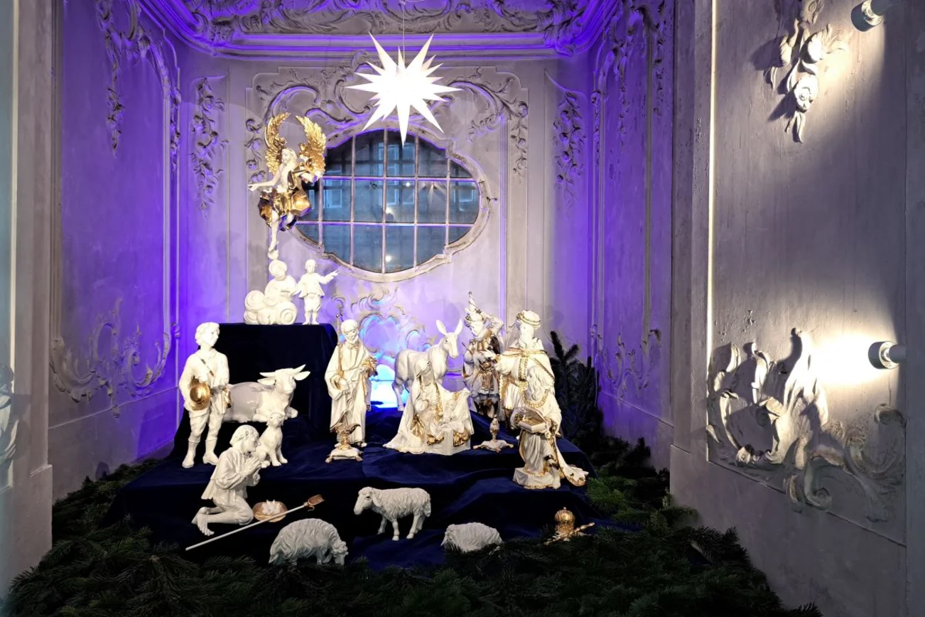Die Krippe im blauen Licht ist in der Ägidienkirche in Lübeck zu sehen