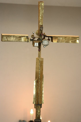 Kreuz in der Bismarck-Gedächtnis-Kirche Aumühle in der Nahansicht