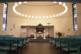Der Innenraum der Bismarck-Gedächtnis-Kirche Aumühle, Blick auf den Altar
