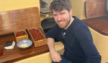 Pastor Otto bei der verteilung des Abendmahls auf dem Schiff