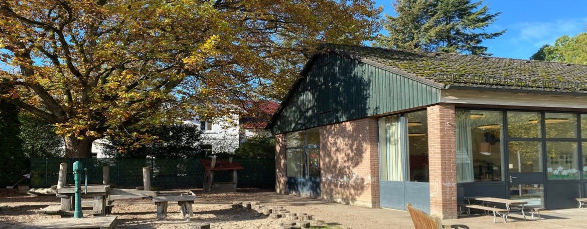 Spielplatz und Gebäude des Kindergartens