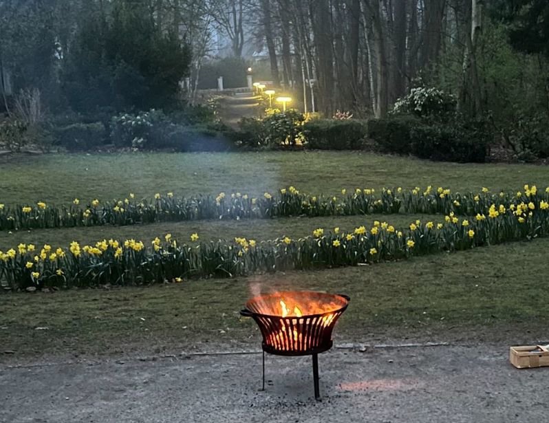 Osterfeuer vor der Kirchenwiese in Aumühle