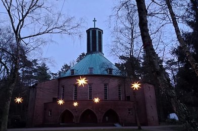 Die Aumühler Kirche im Advent mit Sternen - Copyright: Beatrix Jenckel