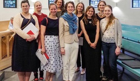 Andrea Wiese inmitten von « Ehemaligen », die dem Chor treu bleiben