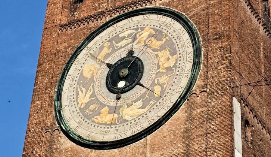 Die Turmuhr ist am Torrazzo di Cremona zu finden