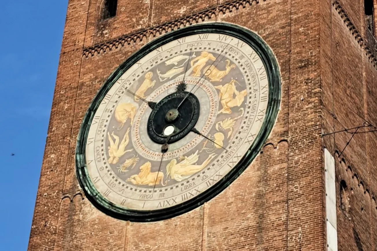 Die Turmuhr ist am Torrazzo di Cremona zu finden