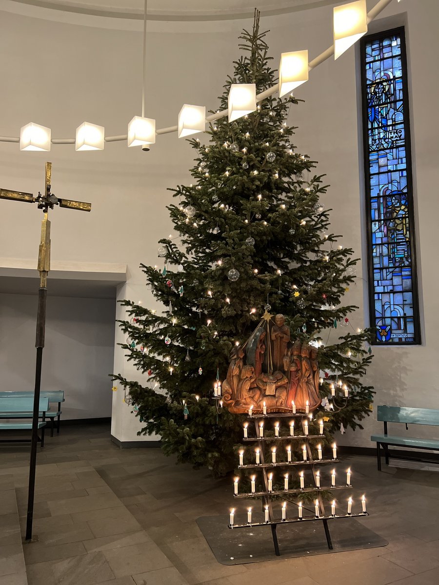 Geschmückter Weihnachtsbaum in der Aumühler Kirche 2023