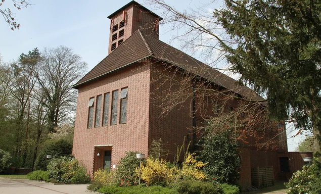 Außenansicht der Heilig-Geist-Kirche Wohltorf von schräg vorne