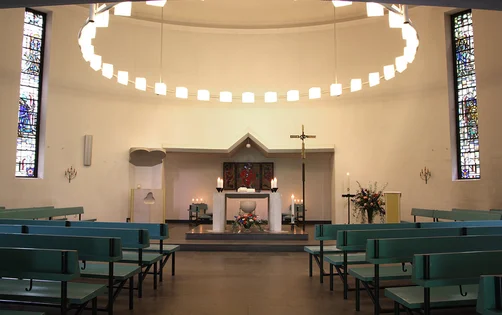 Der Innenraum der Bismarck-Gedächtnis-Kirche Aumühle, Blick auf den Altar
