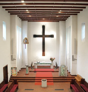 Ansicht des Altarraums der Heilig-Geist-Kirche Wohltorf von der Empore aus