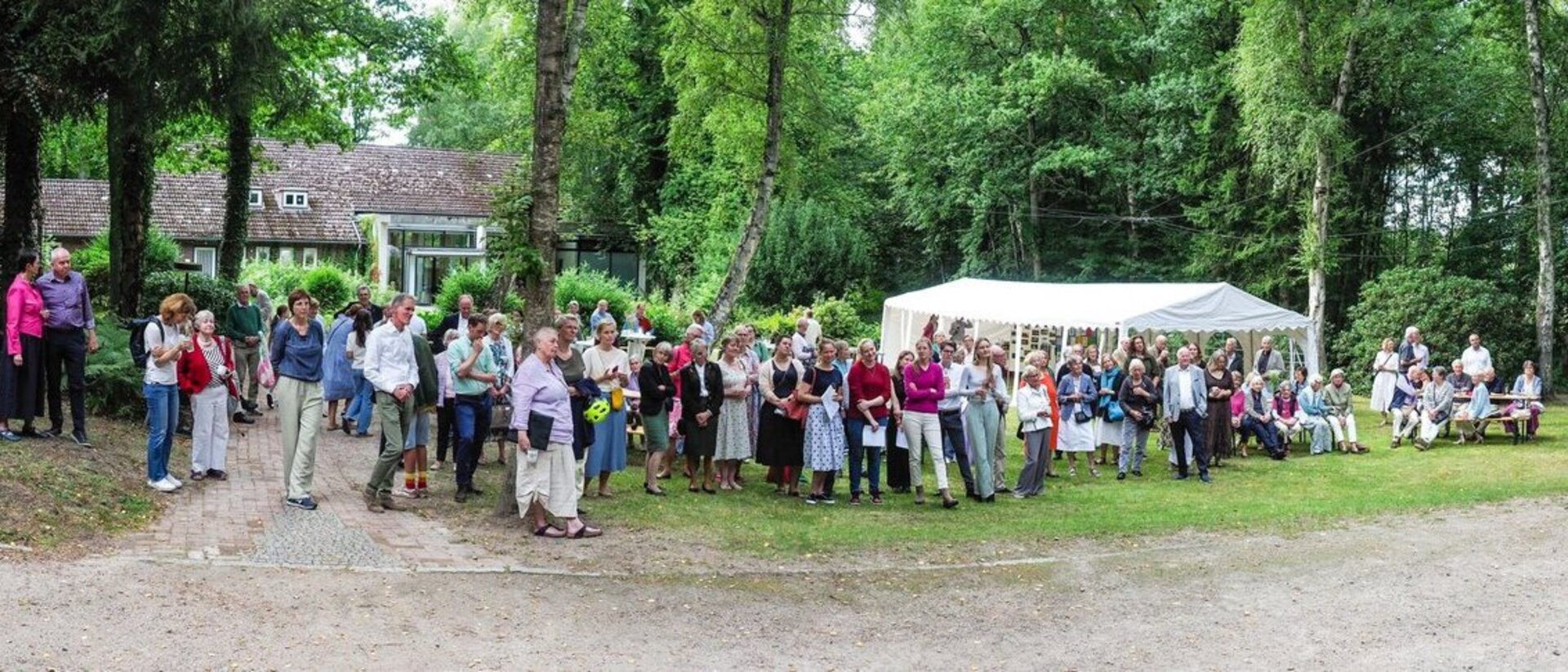 Festreden: Die Gemeinde lauscht