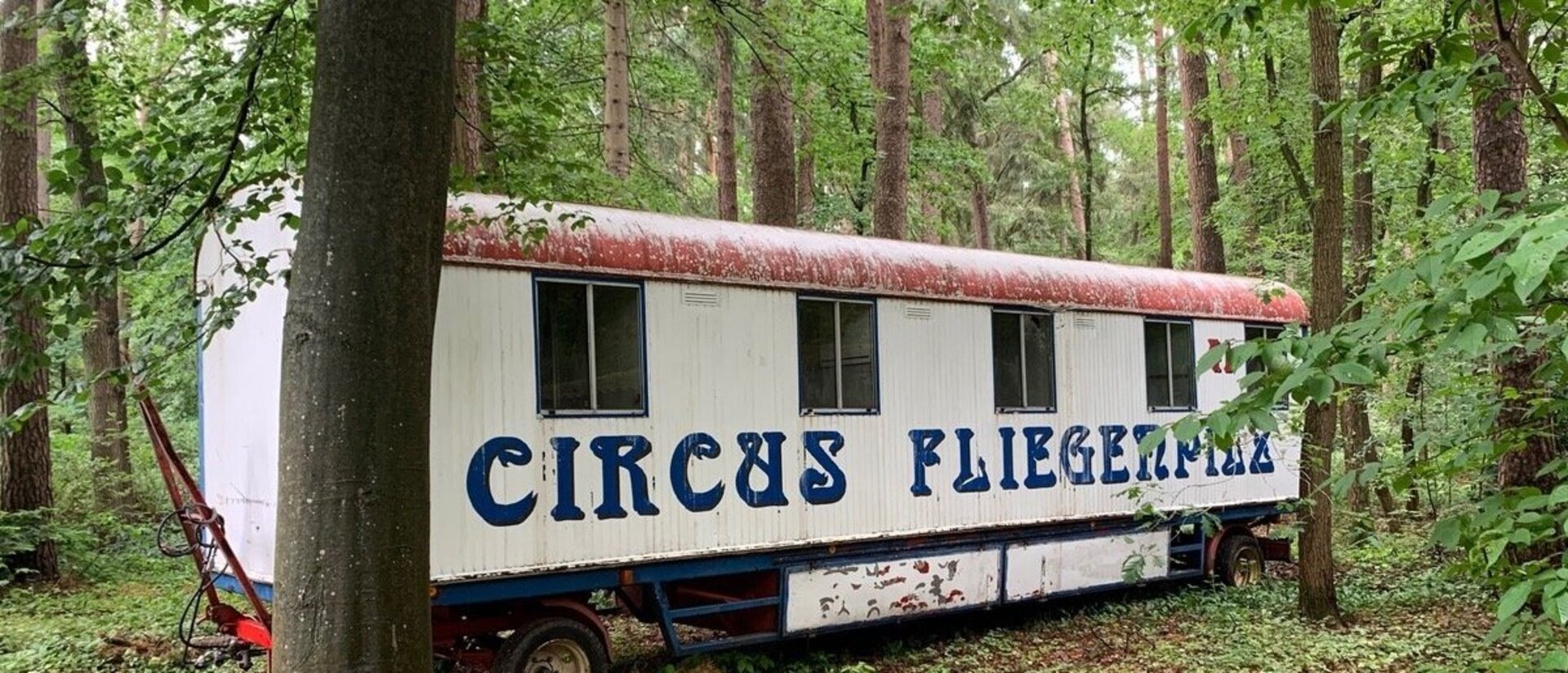 Nostalgie pur. Der alte Wagen des Circus Fliegenpilz hat die Jugendlichen sofort begeistert