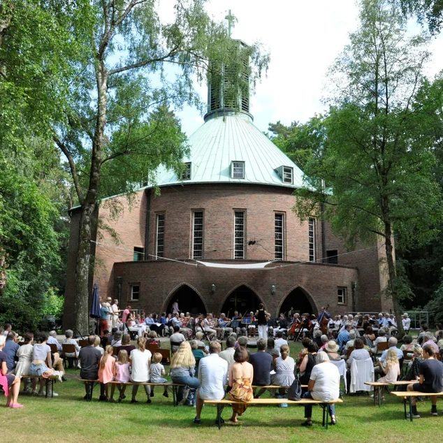 Konzertbesucher auf der Kirchenwiese Aumühle
