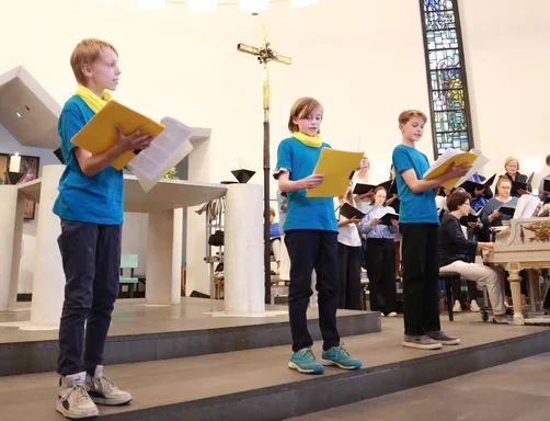 Sänger und Sängerinnen des Kinder und Jugendchors Aumühle (Sommerserenade 2024)