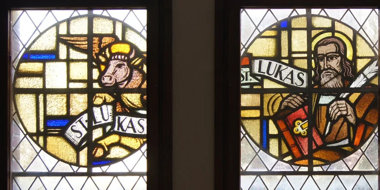 Blick von innen auf drei Bleiglas-Fenster in der Heilig-Geist-Kirche Wohltorf