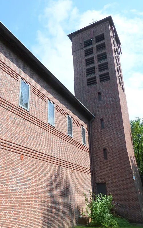 Blick auf den Turm der Heilig-Geist-Kirche Wohltorf