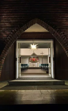 Eingang-Durchgang in die Aumühler Kirche mit Stern