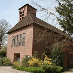 Außenansicht der Heilig-Geist-Kirche Wohltorf von schräg vorne