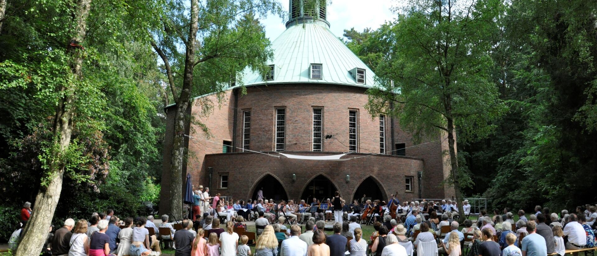 Konzertbesucher auf der Kirchenwiese Aumühle