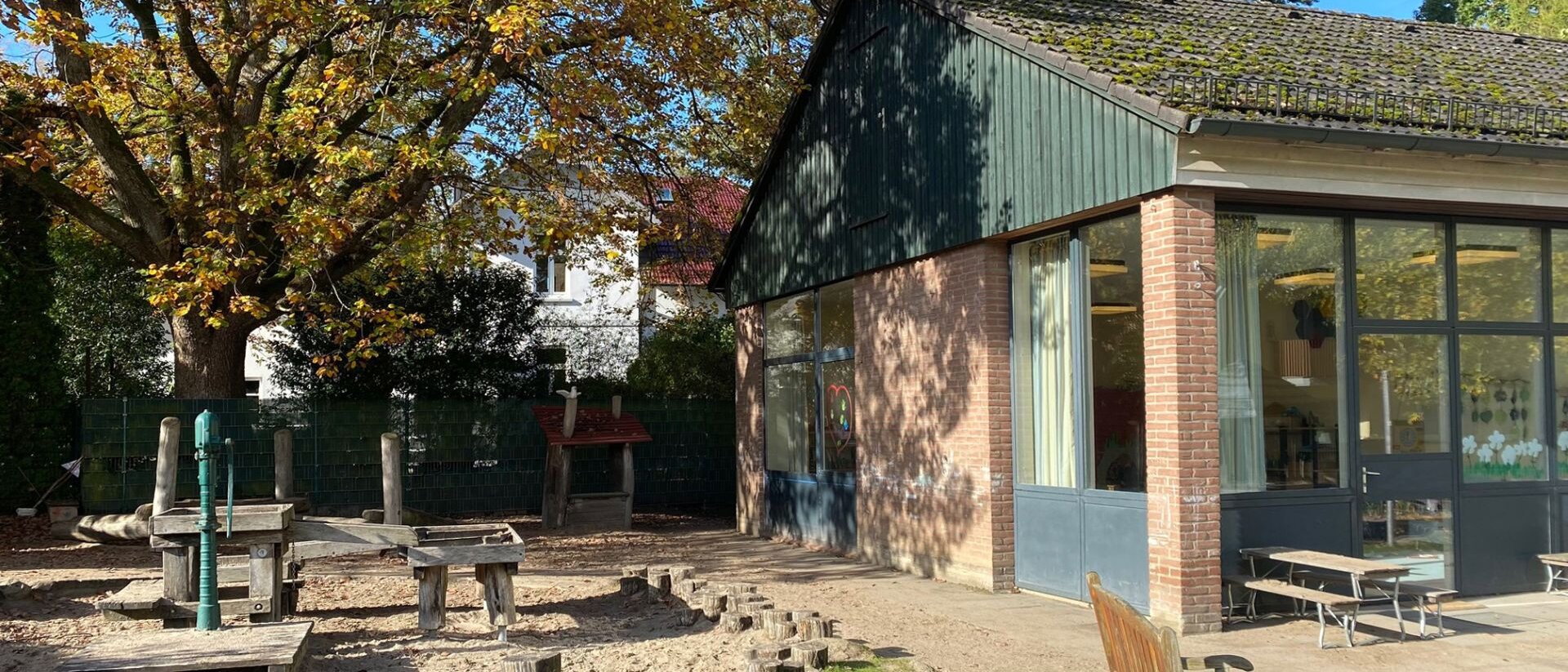 Spielplatz und Gebäude des Kindergartens